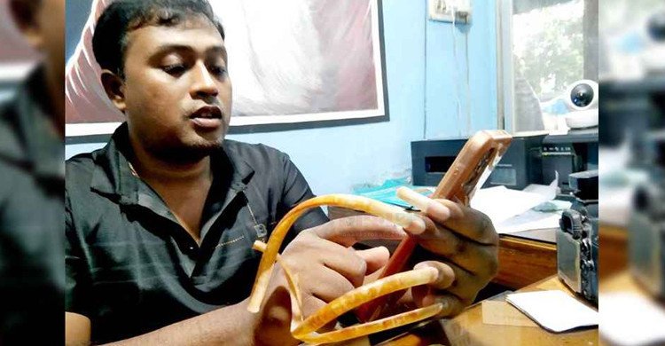 ৩৩ বছর ধরে বাম হাতের নখ কাটেননি অরুণ